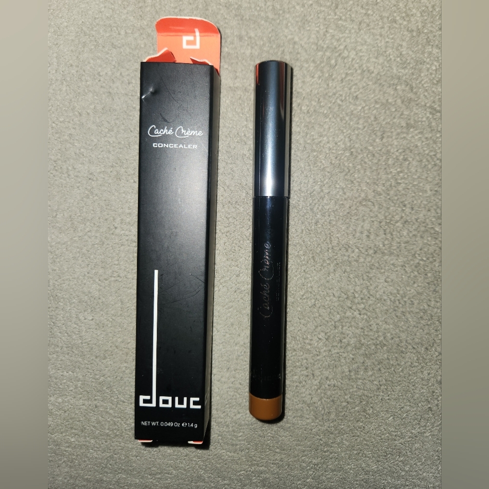 Doucce Concealer Stick in Black and Silver